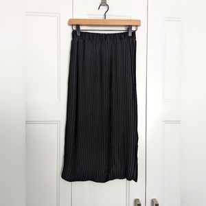 NEW ✨ Pleated silky midi skirt